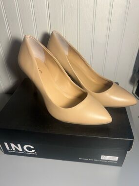 INC International Concepts Beige Pointed Toe Mid Heel Pumps 7.5W